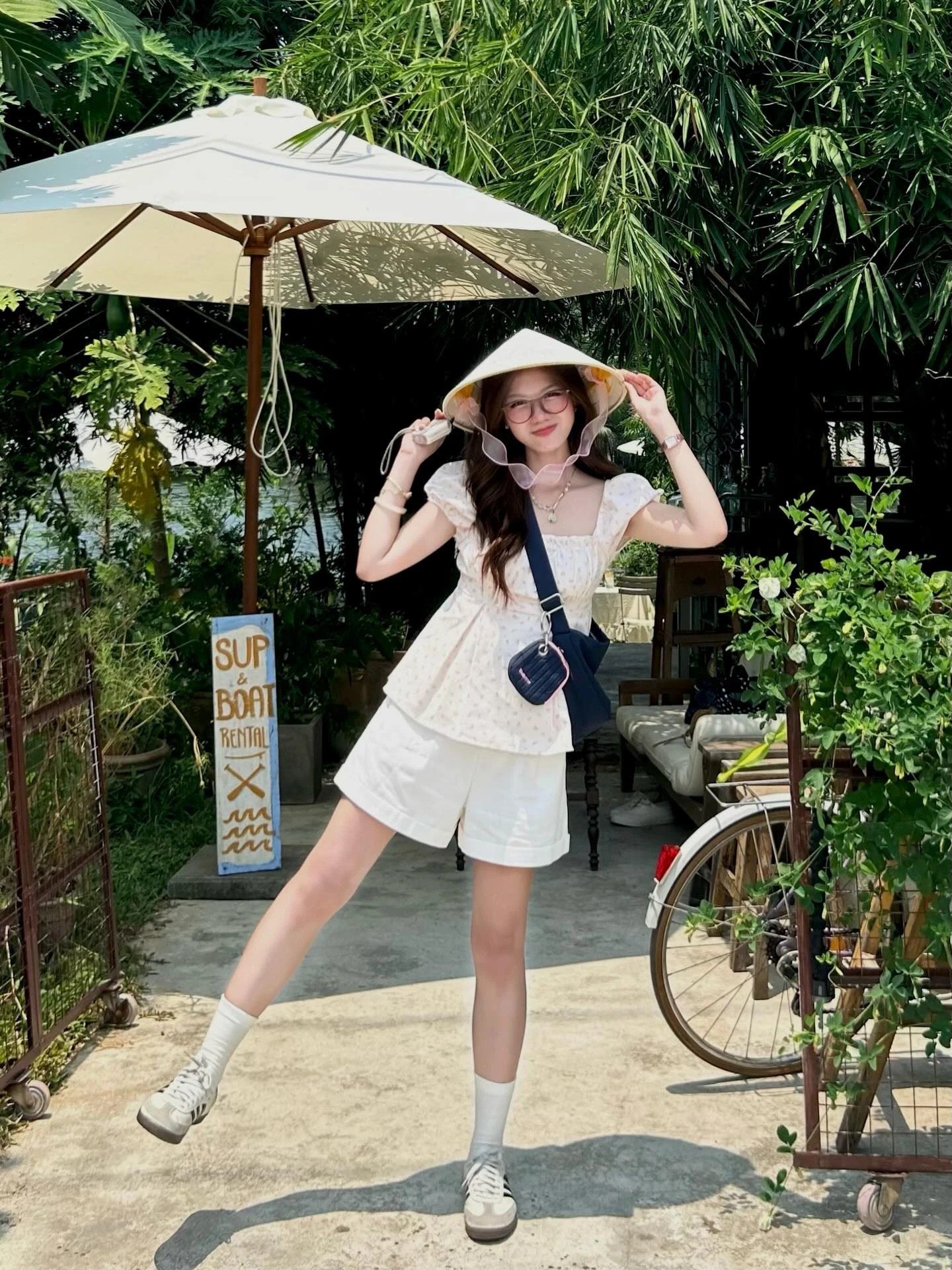 Áo cổ vuông giấu khuyết điểm bắp tay đầy tinh tế - Hình 3
