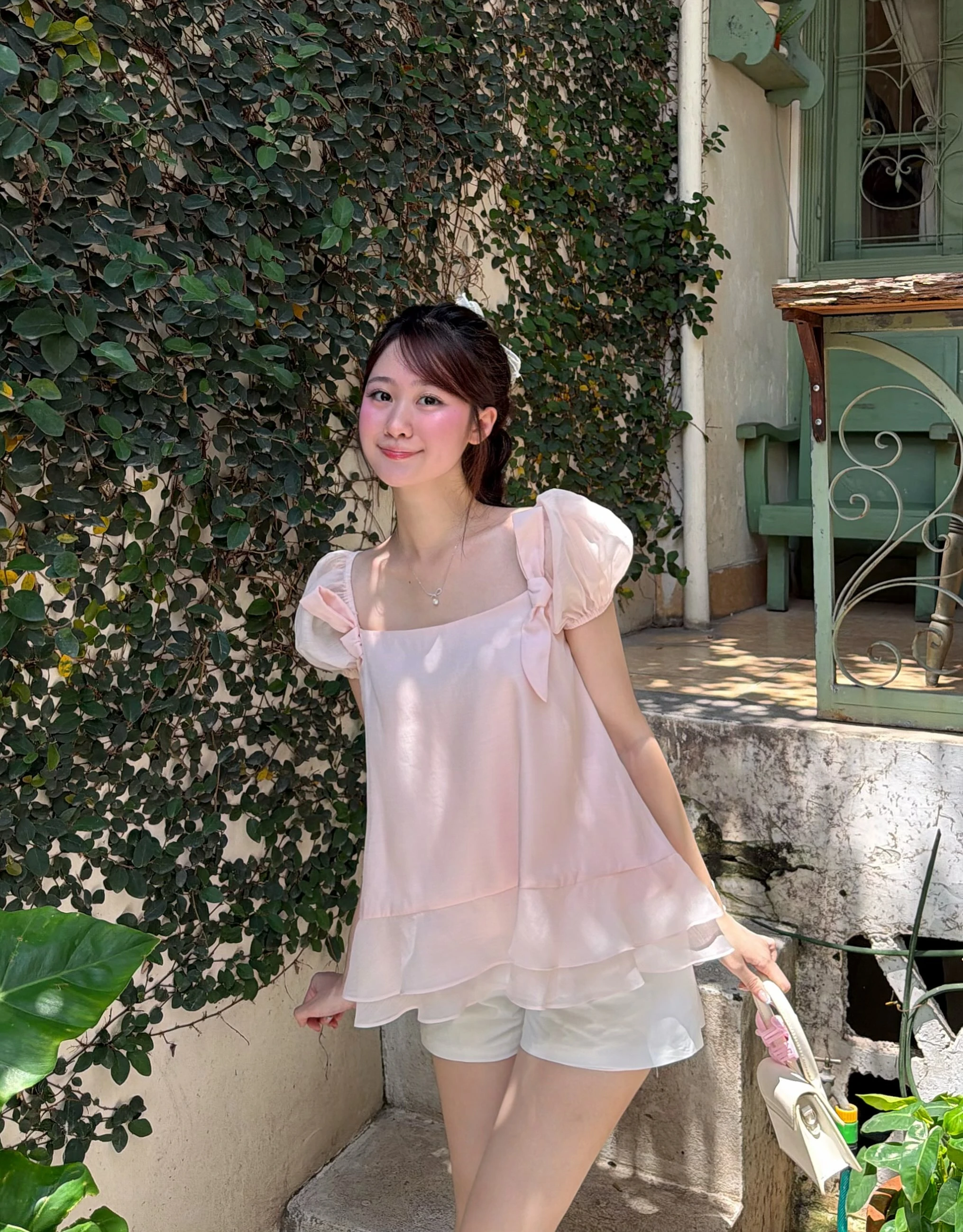 Áo cổ vuông giấu khuyết điểm bắp tay đầy tinh tế - Hình 5
