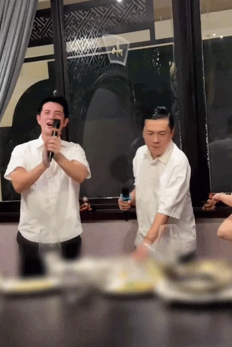 Thiếu gia tập đoàn nhựa nức tiếng Việt Nam: Hát ngọt như mía lùi, vợ đẹp tài năng hết chỗ chê - Hình 2