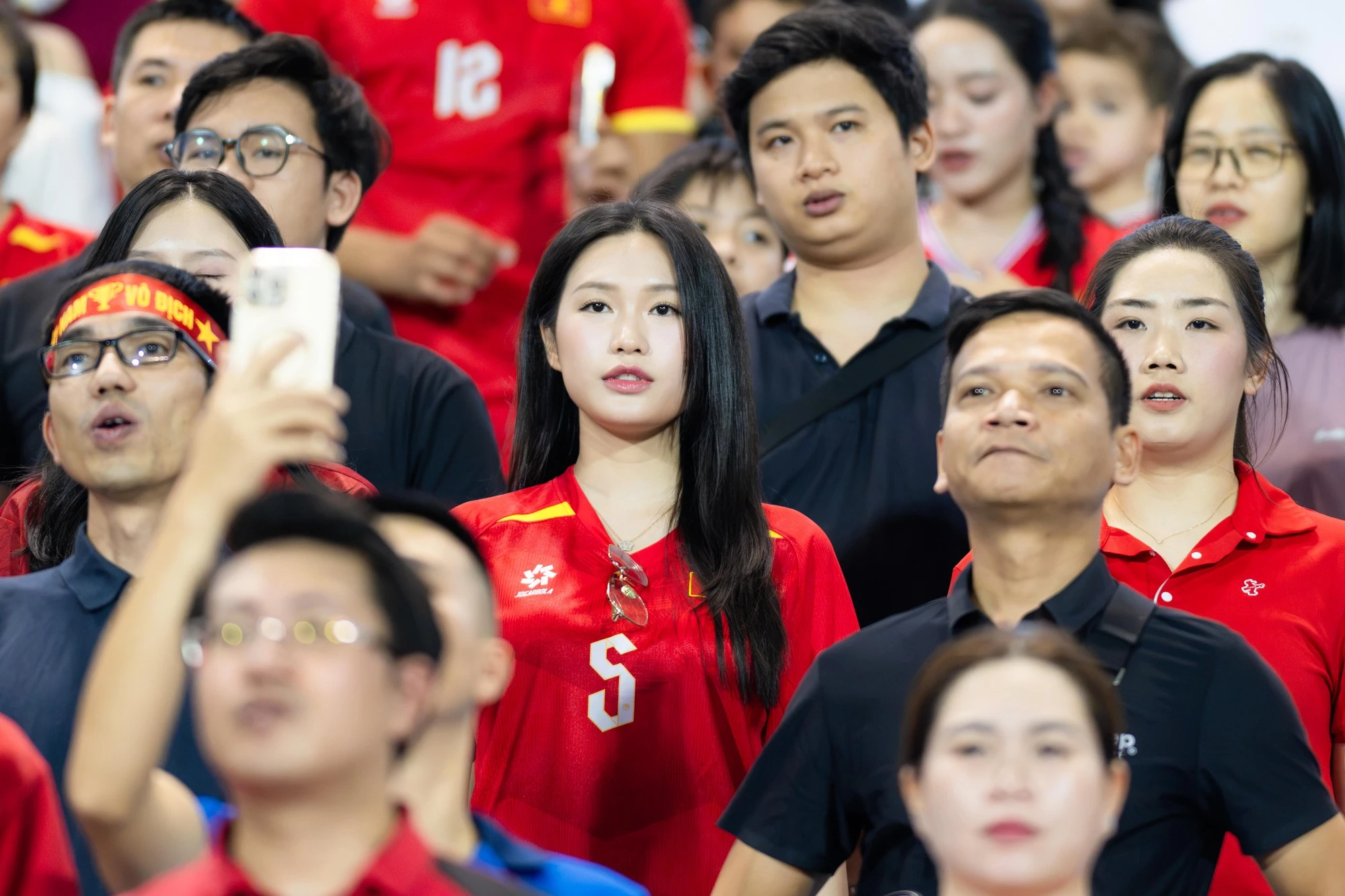 Cận cảnh Doãn Hải My visual sáng bừng, vợ Xuân Son đặt tay lên ngực hát quốc ca đầy cảm xúc trong trận đấu của ĐT Việt Nam - Hình 3