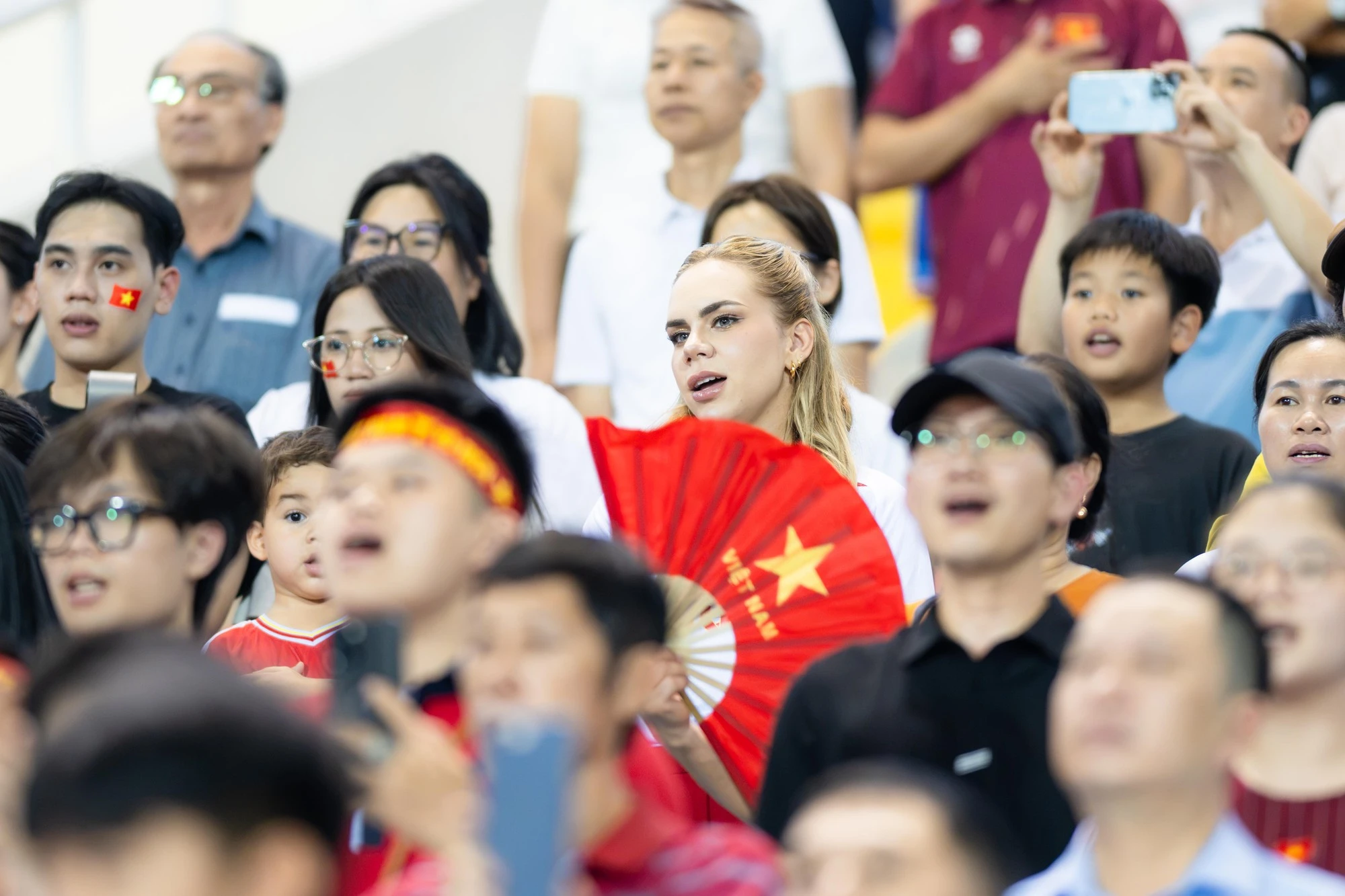 Cận cảnh Doãn Hải My visual sáng bừng, vợ Xuân Son đặt tay lên ngực hát quốc ca đầy cảm xúc trong trận đấu của ĐT Việt Nam - Hình 11