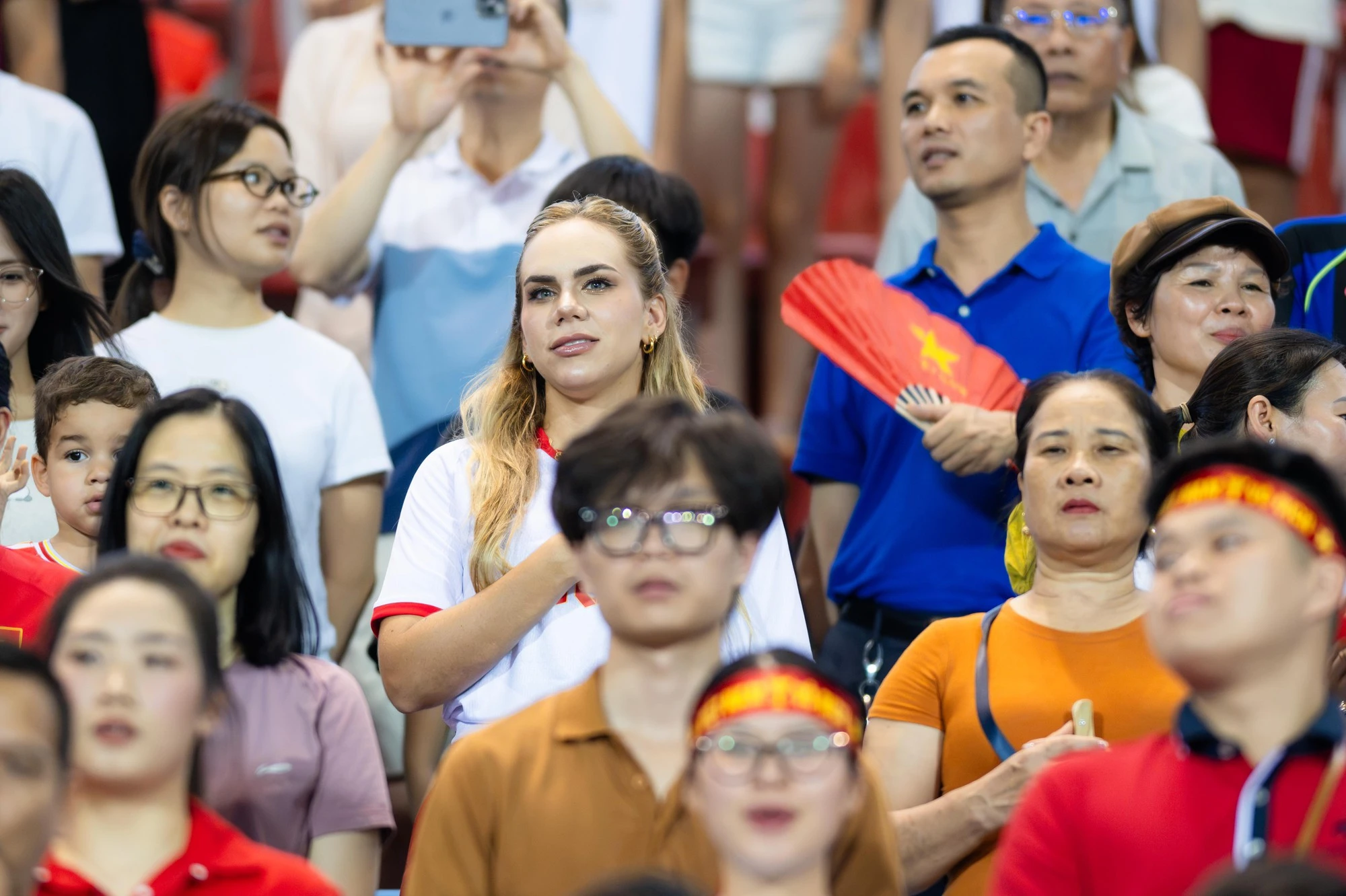Cận cảnh Doãn Hải My visual sáng bừng, vợ Xuân Son đặt tay lên ngực hát quốc ca đầy cảm xúc trong trận đấu của ĐT Việt Nam - Hình 9