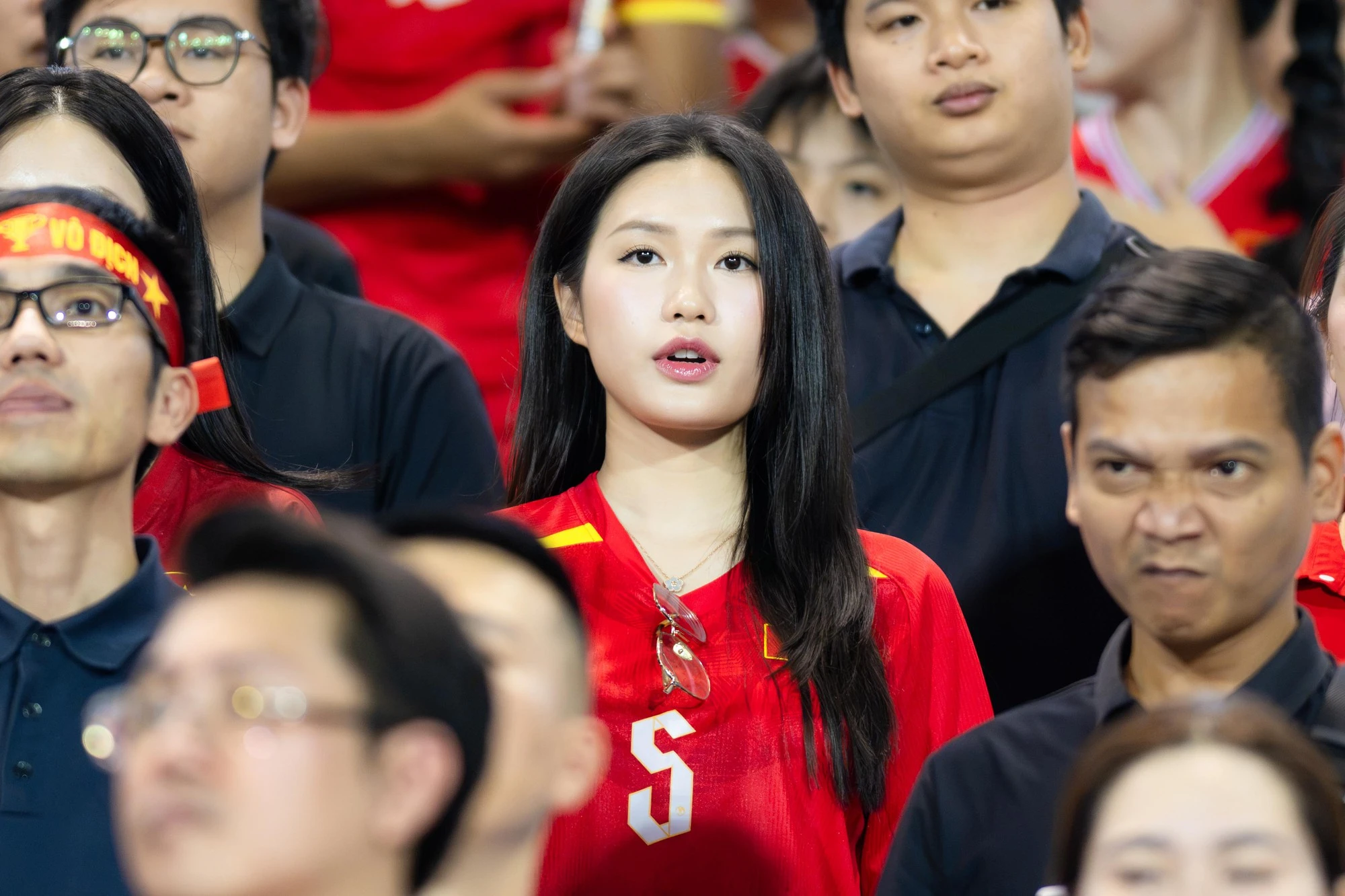 Cận cảnh Doãn Hải My visual sáng bừng, vợ Xuân Son đặt tay lên ngực hát quốc ca đầy cảm xúc trong trận đấu của ĐT Việt Nam - Hình 1