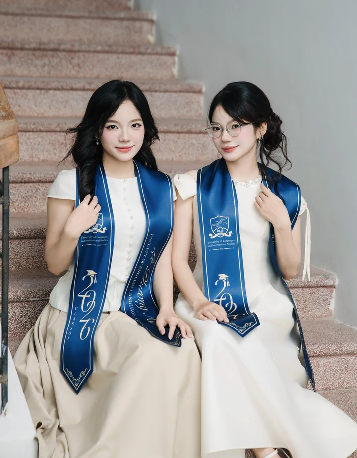 Hai chị em sinh đôi cùng tốt nghiệp Xuất sắc Đại học Ngoại ngữ - Hình 1