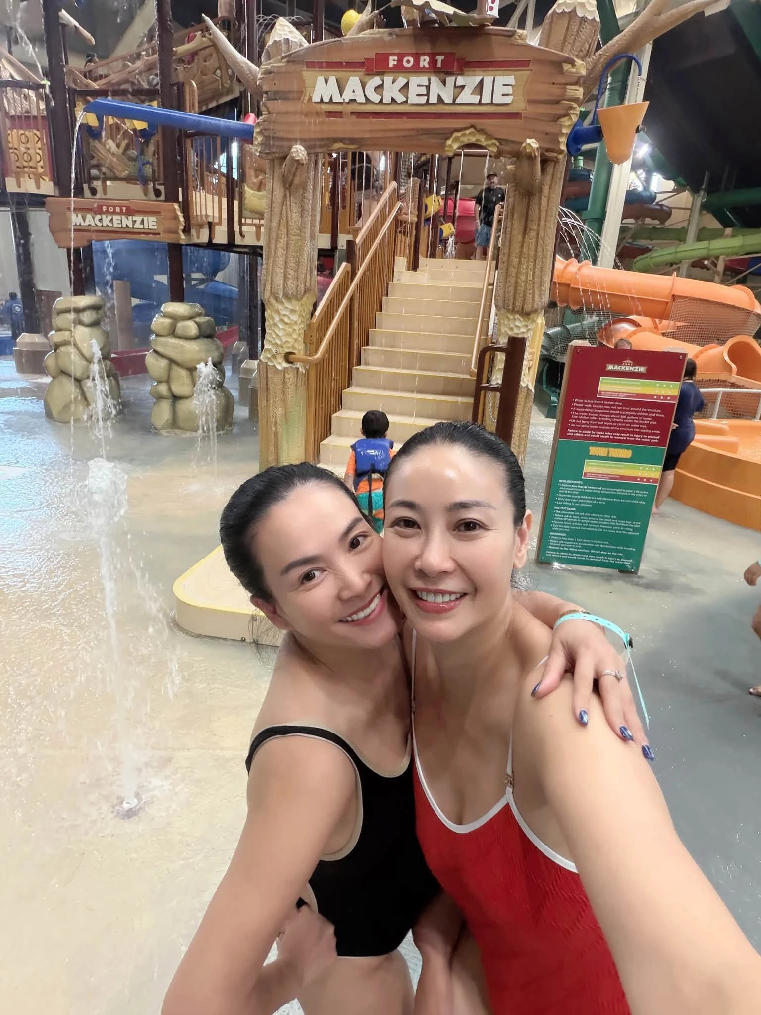 Hoa hậu đẹp nhất nhì Việt Nam và vợ hơn 4 tuổi của Bình Minh dính nhau như sam từ Việt Nam sang Mỹ - Hình 1
