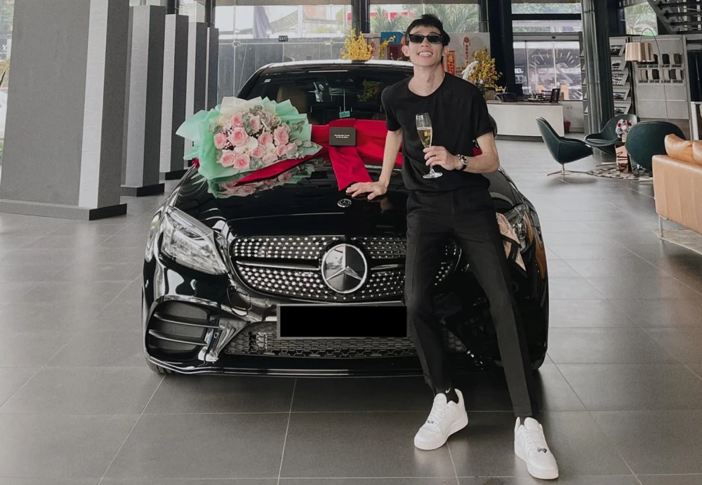 Hồng Thanh trước khi tụt dốc không phanh: Đi xe hơi tiền tỷ, đeo đồng hồ Rolex, du lịch sang chảnh - Hình 3