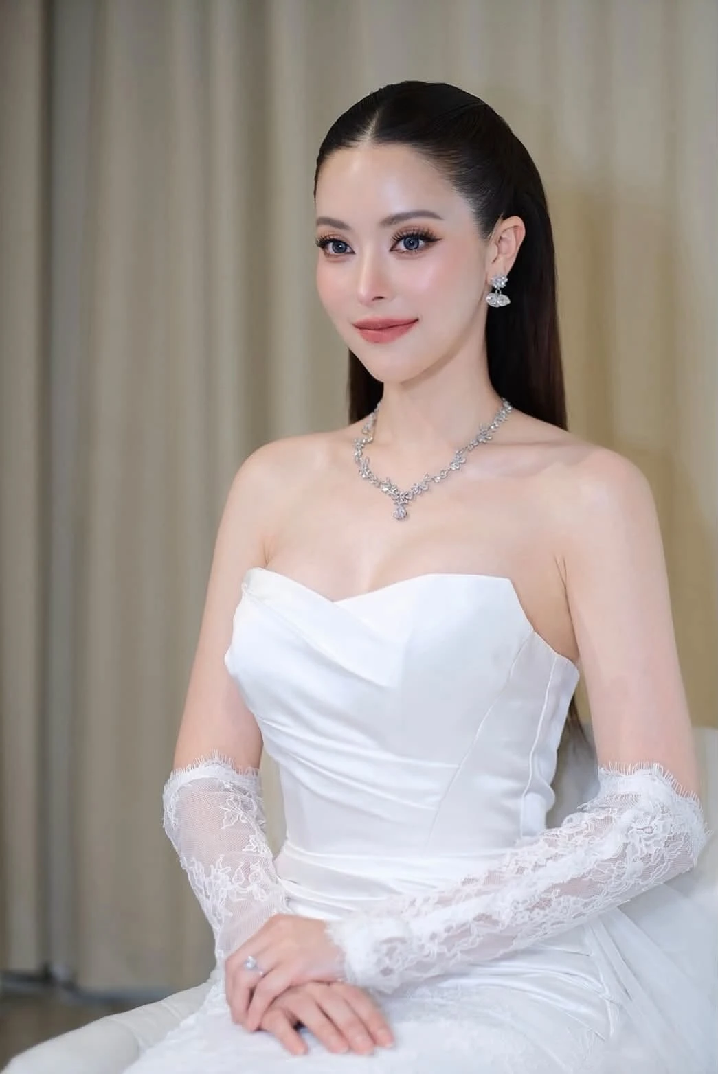 Nữ cơ trưởng đẹp nhất lịch sử hàng không giờ ra sao? - Hình 7