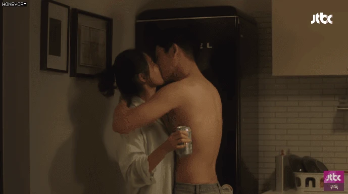 Nụ hôn khó xử của Son Ye Jin và hồng hài nhi kém 6 tuổi Jung Hae In - Hình 1