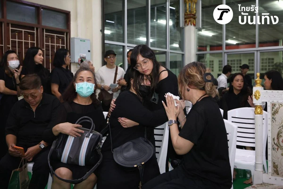 Tang lễ nam ca sĩ 8X được tìm thấy tử vong dưới sông: Mẹ già - bạn gái khóc nghẹn, dàn sao thất thần đến tiễn biệt - Hình 9