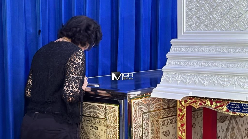 Tang lễ nam ca sĩ 8X được tìm thấy tử vong dưới sông: Mẹ già - bạn gái khóc nghẹn, dàn sao thất thần đến tiễn biệt - Hình 6