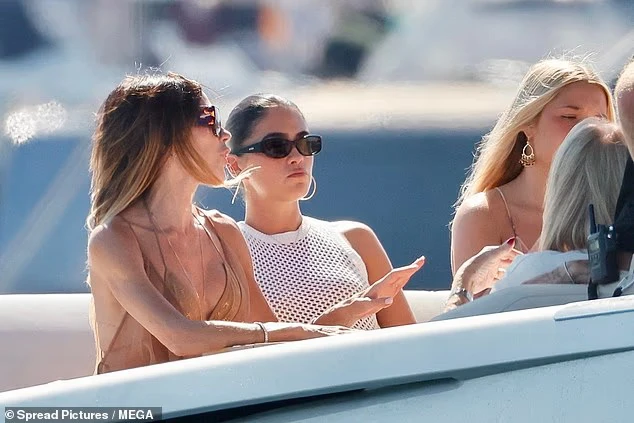 Tiểu thư Harper Beckham khoe visual xinh đẹp, thanh xuân mơn mởn trên du thuyền triệu đô, đọ sắc cùng mẹ - Victoria ngoài 50 vẫn đỉnh cao nhan sắc - Hình 7