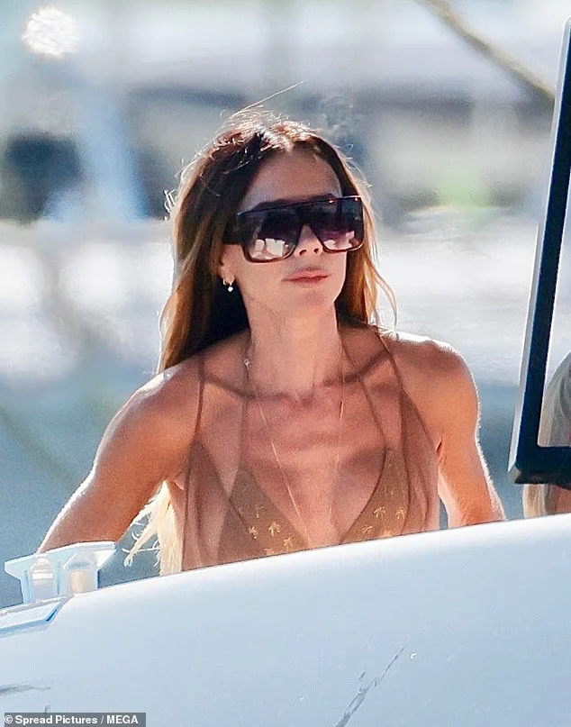 Tiểu thư Harper Beckham khoe visual xinh đẹp, thanh xuân mơn mởn trên du thuyền triệu đô, đọ sắc cùng mẹ - Victoria ngoài 50 vẫn đỉnh cao nhan sắc - Hình 1