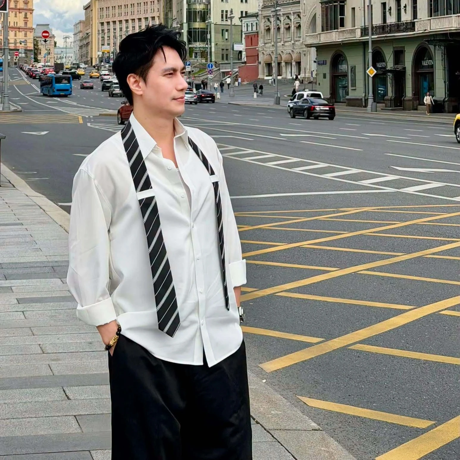 Việt Anh lột xác sau 20 năm, tuổi 45 trẻ trung với phong cách mới - Hình 13