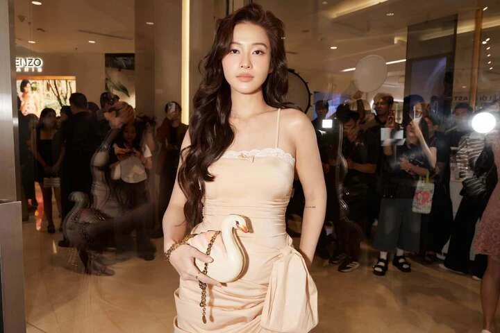Khả Ngân trước khi được Nhan Phúc Vinh cầu hôn, sắc vóc tuổi 29 gây chú ý - Hình 13