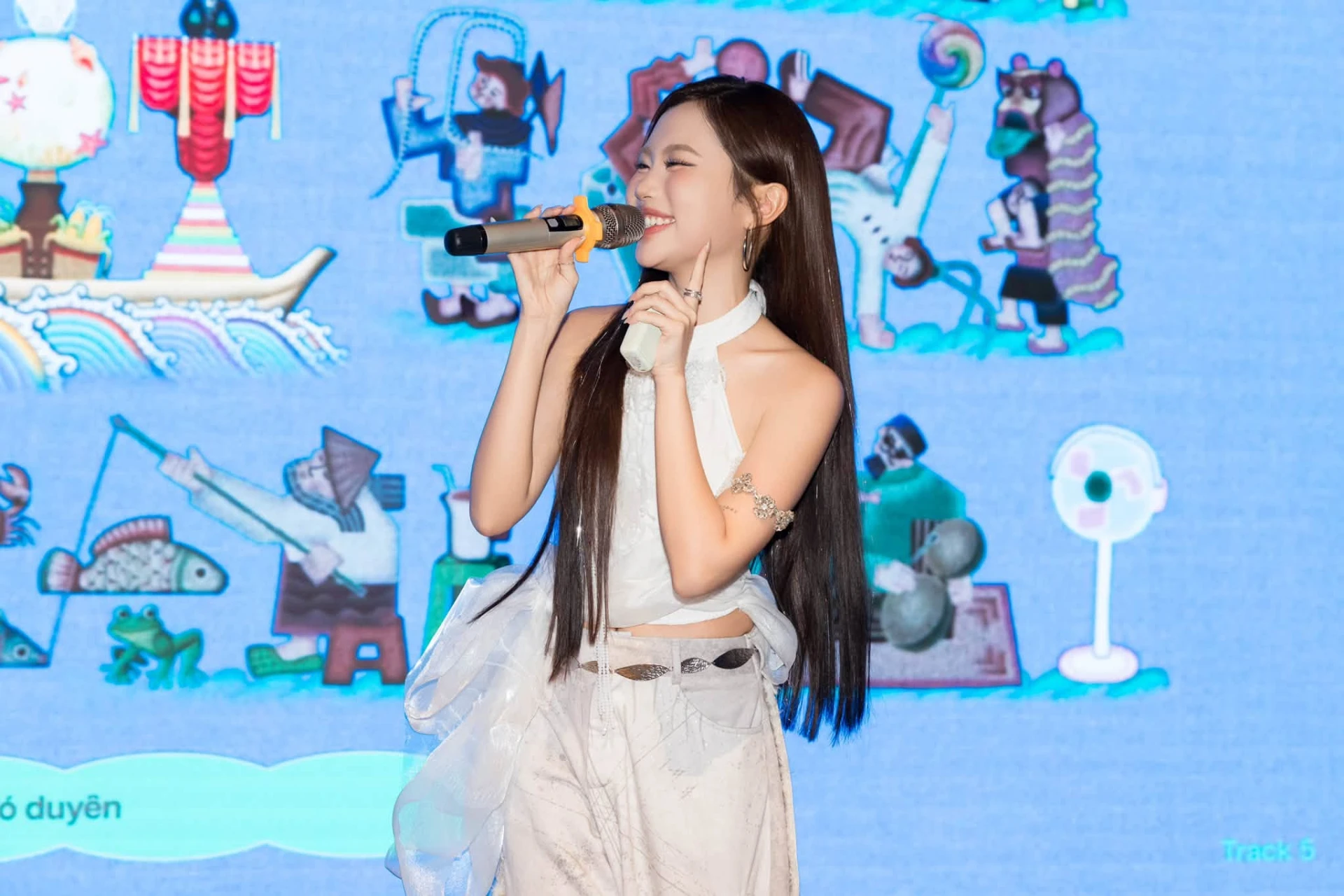 Mỹ Tâm cưng chiều, ôm chầm lấy Phương Mỹ Chi - Hình 5