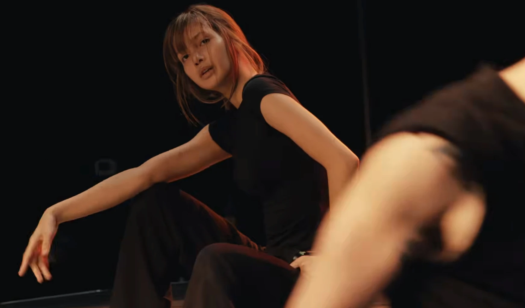 1 phút 19 giây bóc trần góc khuất của Lisa (BLACKPINK) - Hình 4
