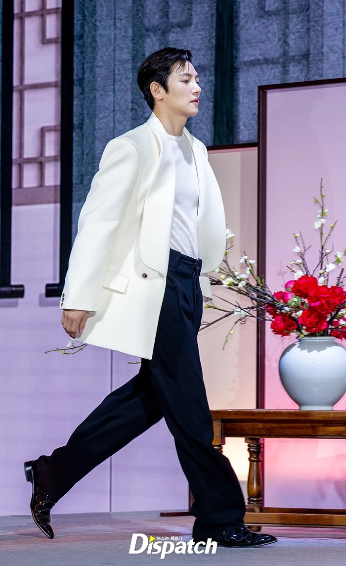 Sự kiện toàn sao khủng: Ji Chang Wook chuẩn bạch mã hoàng tử, mỹ nhân đẹp nhất thế giới ga lăng với Son Ye Jin - Hình 1