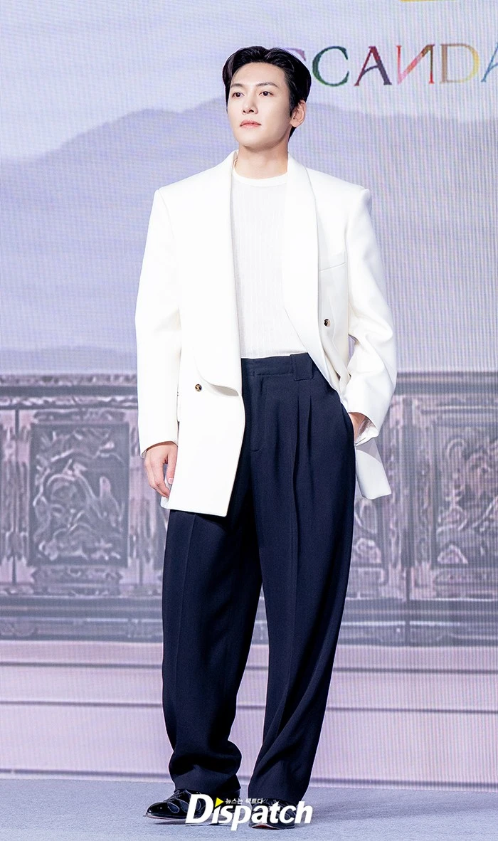 Sự kiện toàn sao khủng: Ji Chang Wook chuẩn bạch mã hoàng tử, mỹ nhân đẹp nhất thế giới ga lăng với Son Ye Jin - Hình 2