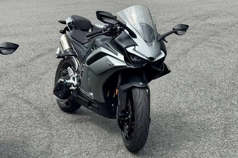 Môtô 4 xi lanh dung tích 500cc, trang bị tiên tiến, giá hơn 120 triệu đồng - Hình 1