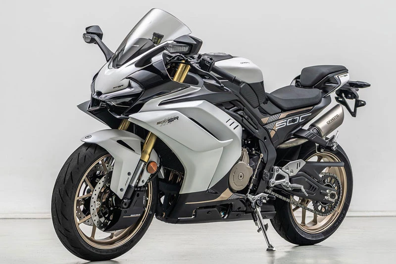 Môtô 4 xi lanh dung tích 500cc, trang bị tiên tiến, giá hơn 120 triệu đồng - Hình 2