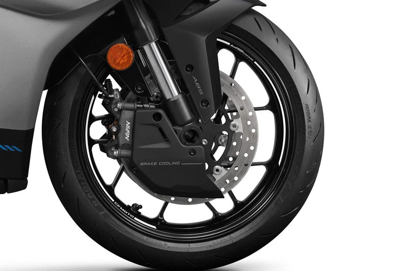 Môtô 4 xi lanh dung tích 500cc, trang bị tiên tiến, giá hơn 120 triệu đồng - Hình 7