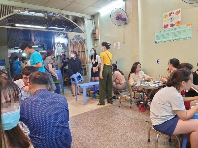 Nữ diễn viên đình đám đi bán ốc ở đường Nguyễn Bỉnh Khiêm, TP.HCM - Hình 3