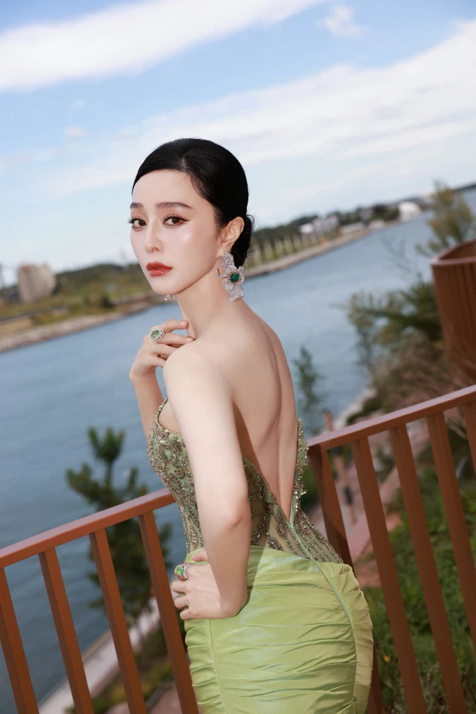 Dụi mắt không tin đây là Phạm Băng Băng ở tuổi 20 - Hình 7
