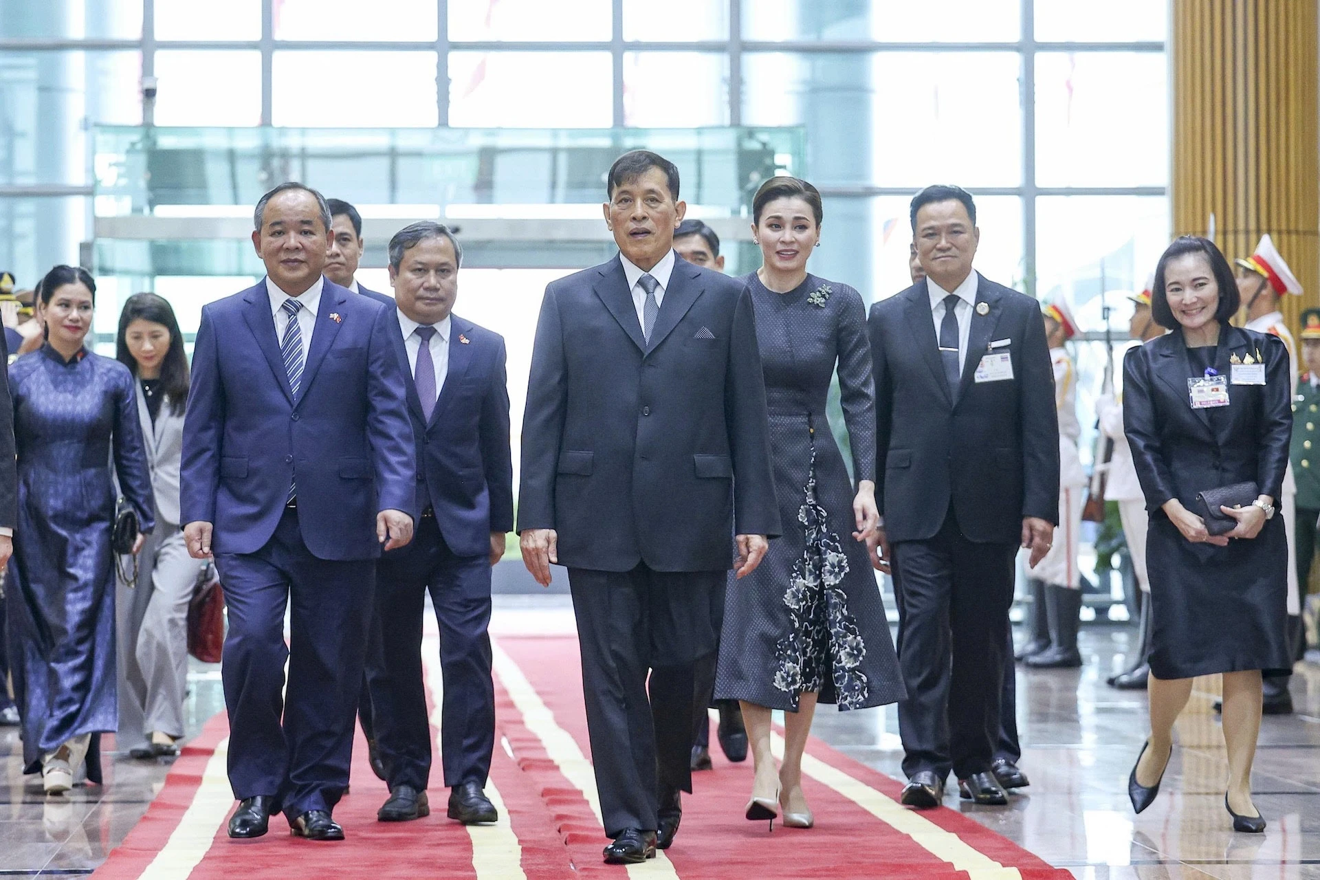 Nhà Vua Thái Lan và Hoàng hậu tự lái chuyên cơ thăm Việt Nam - Hình 4