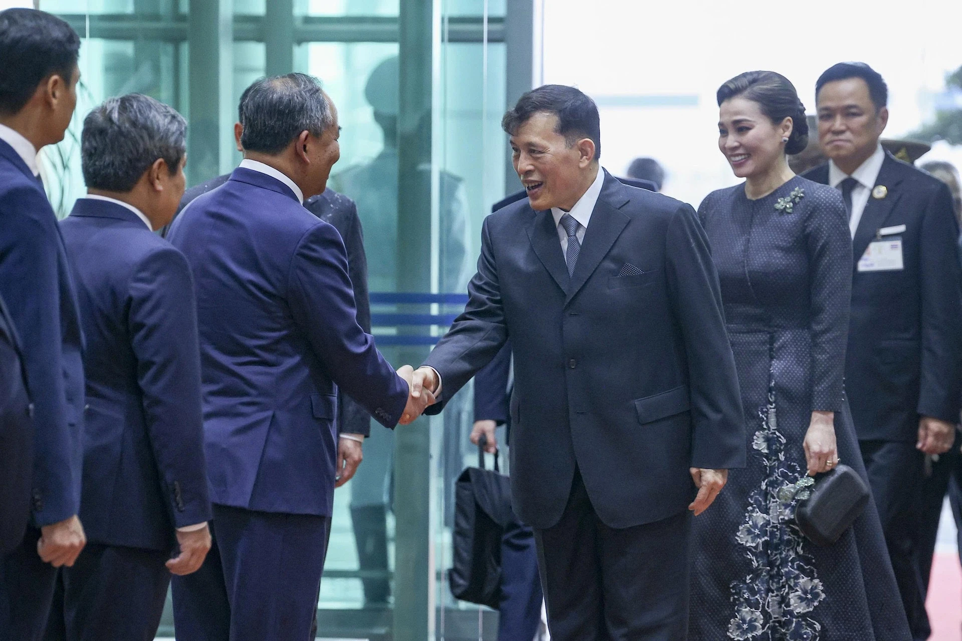Nhà Vua Thái Lan và Hoàng hậu tự lái chuyên cơ thăm Việt Nam - Hình 3