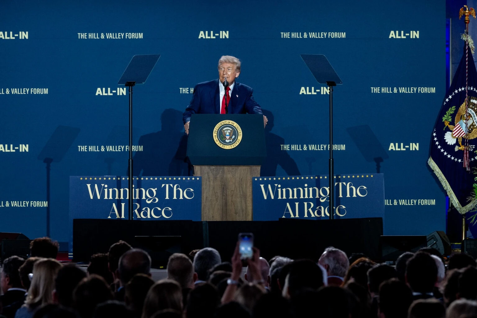 Tổng thống Trump bác cảnh báo về mối đe dọa từ AI - Hình 1