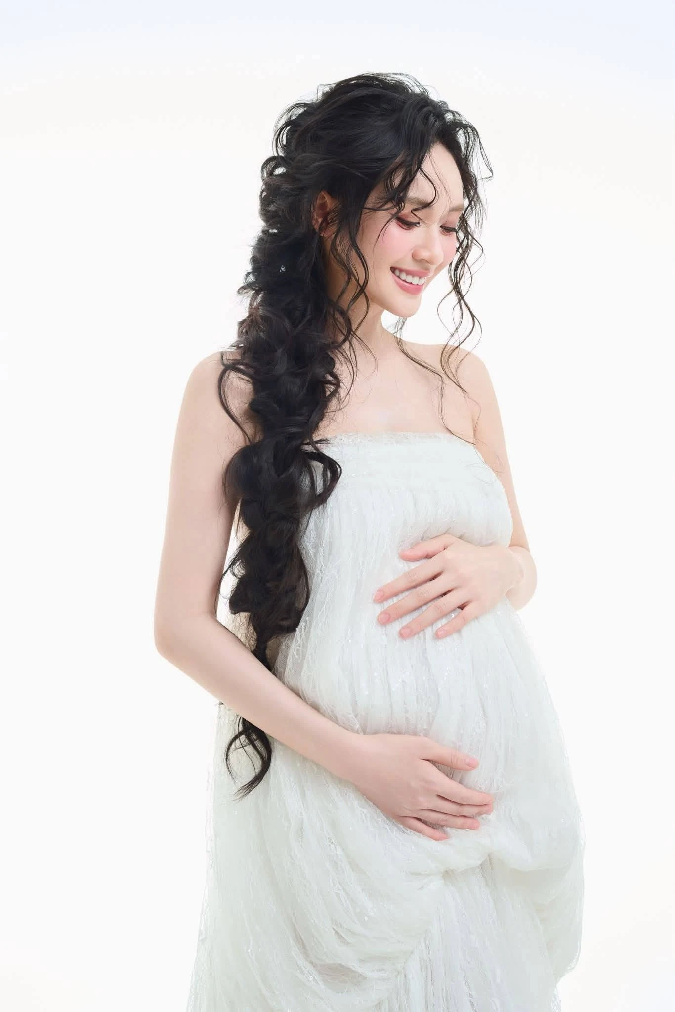 Vũ Thuý Quỳnh đưa con gái riêng của Đức Phạm đi sự kiện, Diệp Lâm Anh phát thông báo nóng giữa đêm - Hình 4