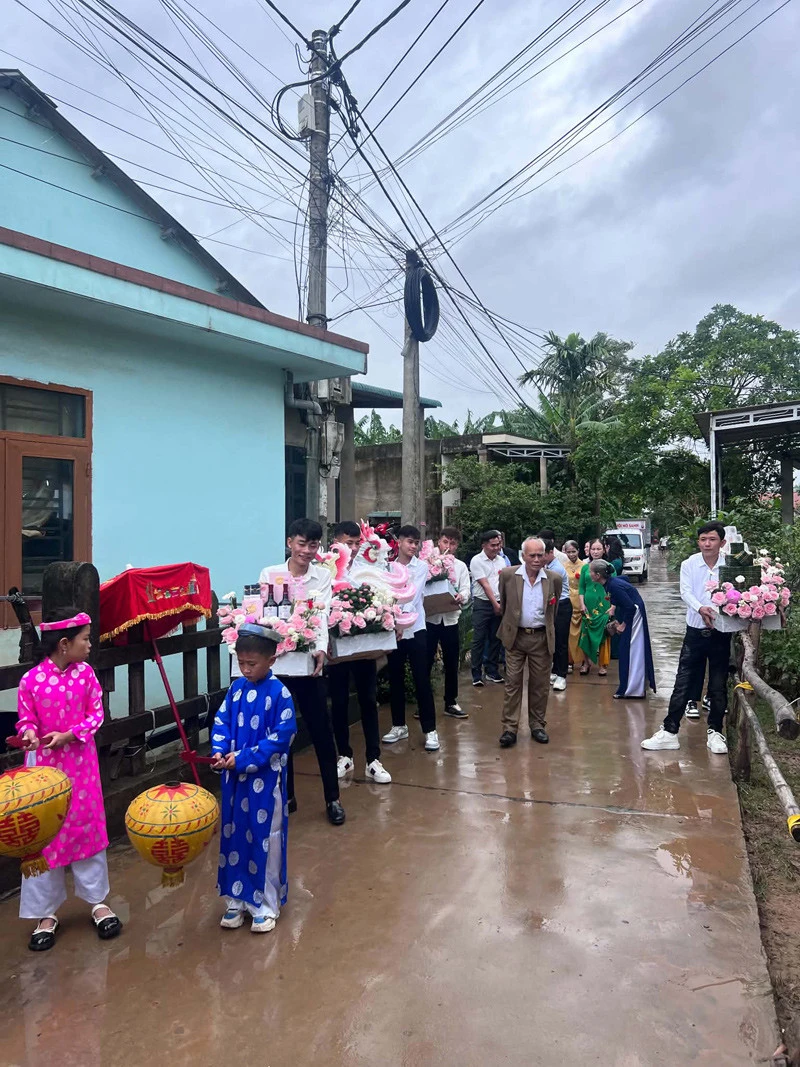 Đám cưới ngày ngập lụt ở Quảng Trị, quan khách xắn quần lội nước ăn cỗ - Hình 2