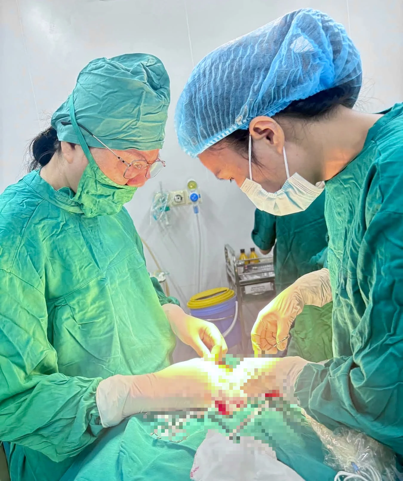 Mắc xương cá, người đàn ông phải cắt bỏ tuyến dưới hàm - Hình 1