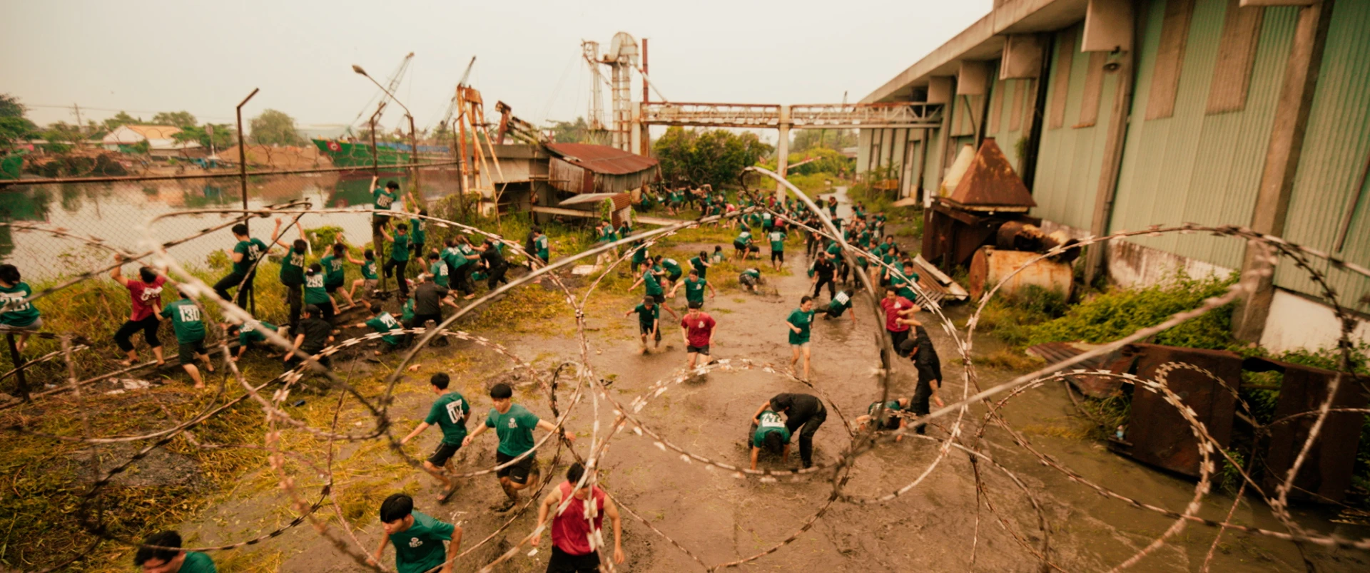 Việt Nam mới có một phim sinh tồn quá khủng: 700 con người bị nhốt 1 chỗ, Squid Game thứ 2 là cái chắc - Hình 7