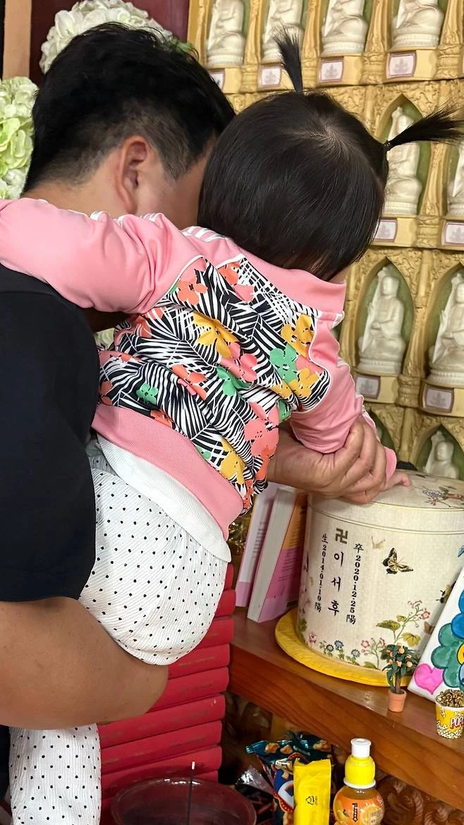 Đau lòng cảnh nữ diễn viên mất con trai 6 tuổi, đưa con gái đến thăm anh trai quá cố - Hình 1