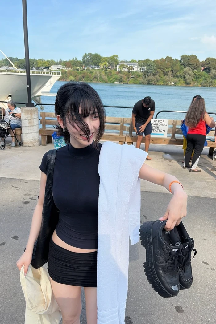 Karina (aespa) khoe nhan sắc nổi bật trong chuyến đi Canada - Hình 8