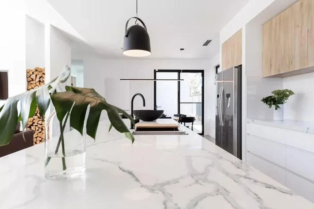 Mặt bàn bếp đẹp chưa chắc đã đáng tiền, 5 lựa chọn gia chủ nên cân nhắc - Hình 1