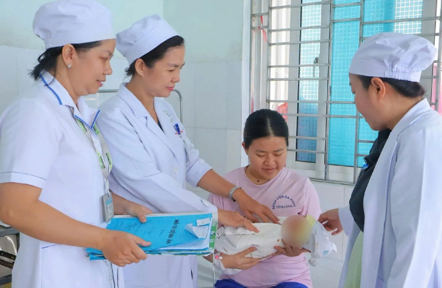 Nhau bong non ở sản phụ 19 tuổi, suýt phải cắt tử cung - Hình 1