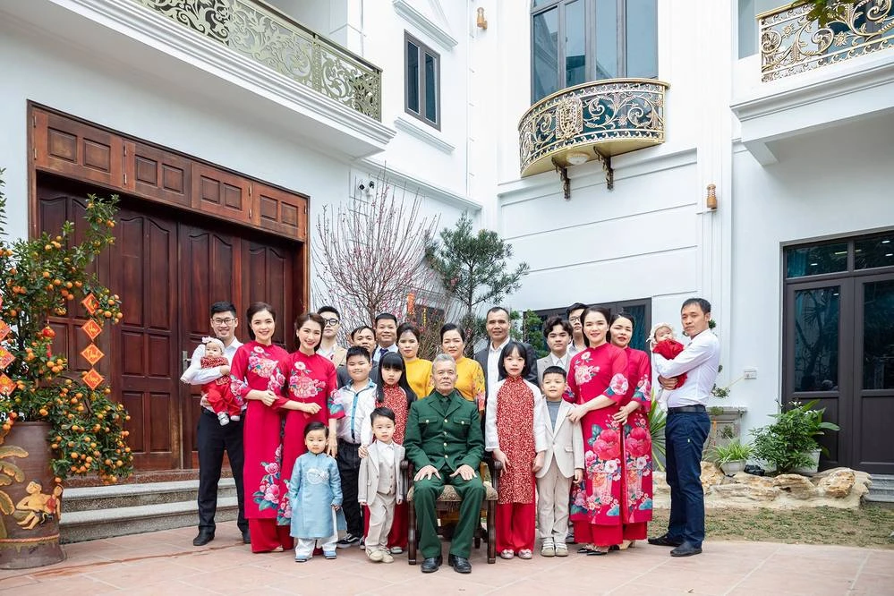 Ca sĩ Việt vừa trúng cử Ủy viên Trung ương Hội LHTN Việt Nam: Xây biệt phủ báo hiếu, có clip 259 giây nổi tiếng toàn cầu - Hình 6