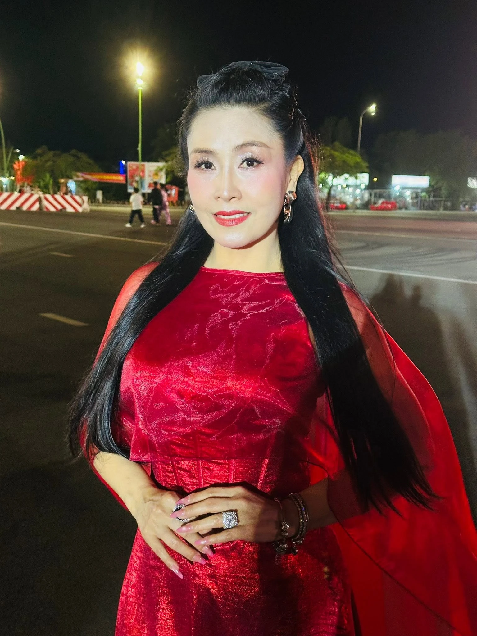 Kiều nữ Vbiz mang 2 chiếc nhẫn kim cương khổng lồ chói cả mắt, U55 mà đẹp sang ai cũng phải ngoái nhìn - Hình 7