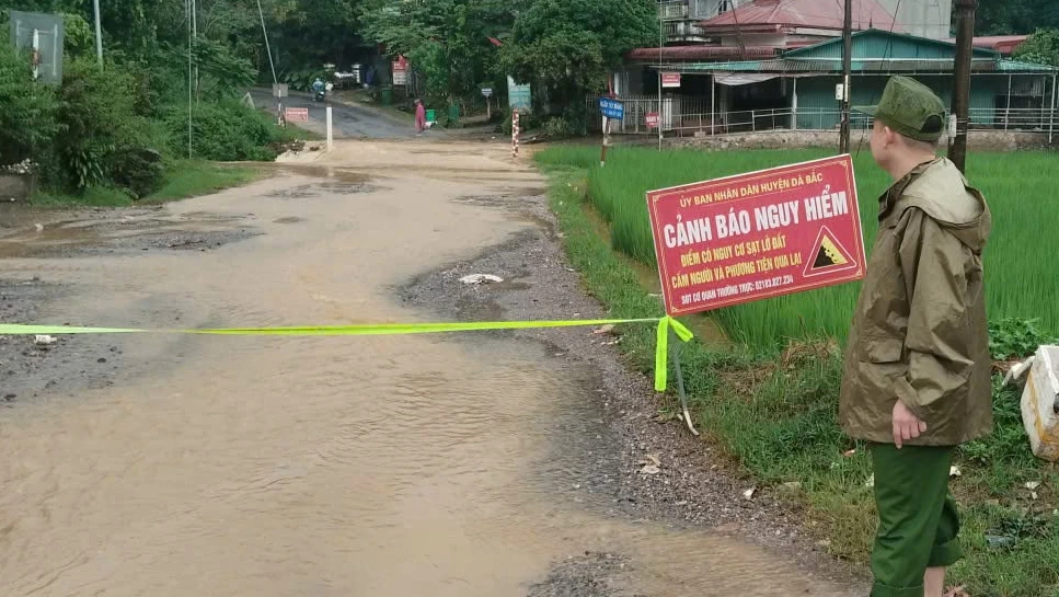 Sạt lở đất ở Phú Thọ, 3 người chết - Hình 1