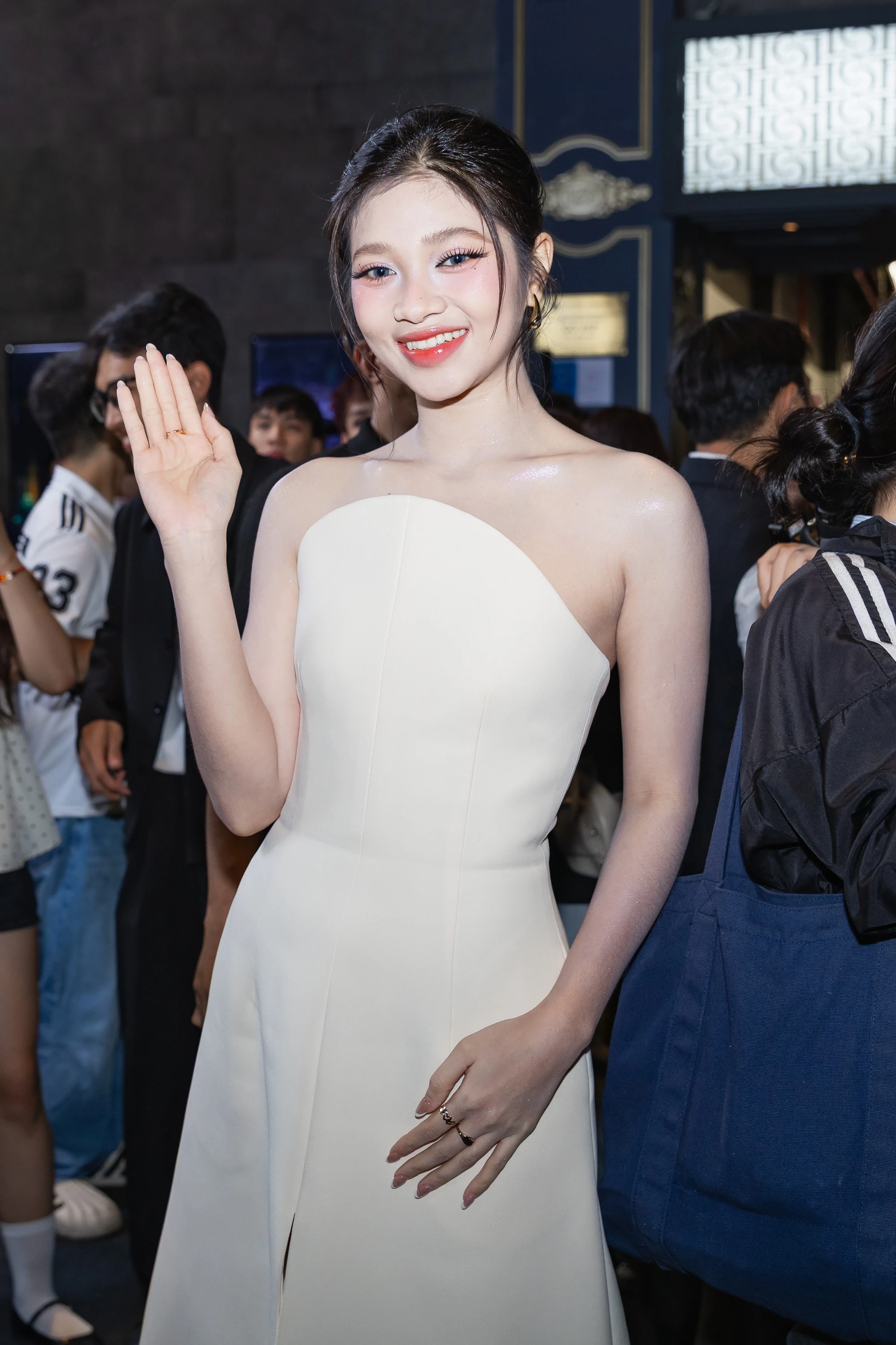 Thảm đỏ HOT nhất hôm nay: Mie - Lâm Minh style đối lập đọ sắc nét căng, Minh Tú mặc gì kỳ vậy? - Hình 8