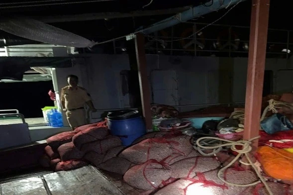 5 tàu cá bị tạm giữ vì cào đáy vịnh Hạ Long - Hình 1