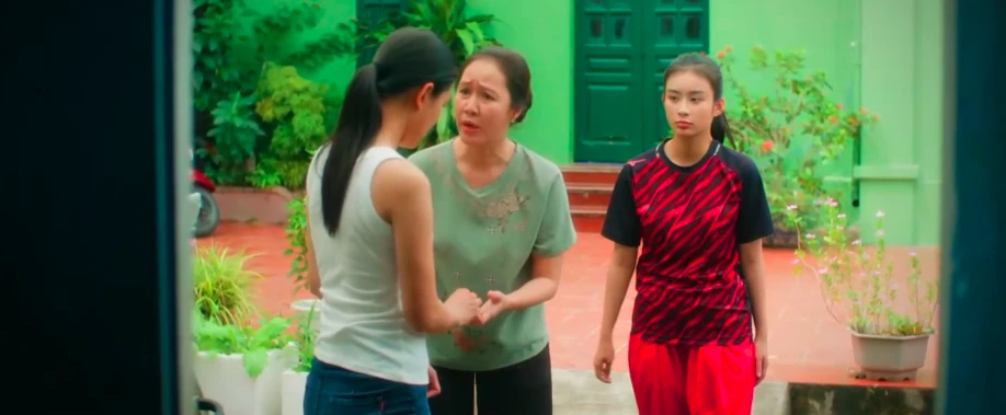 Đội bóng nữ làng Xuân - Tập 5: Muốn giúp Đào nhưng Minh càng làm mọi chuyện tệ hơn - Hình 7