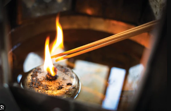 Thắp hương buổi tối nên biết điều này để không rước họa - Hình 2