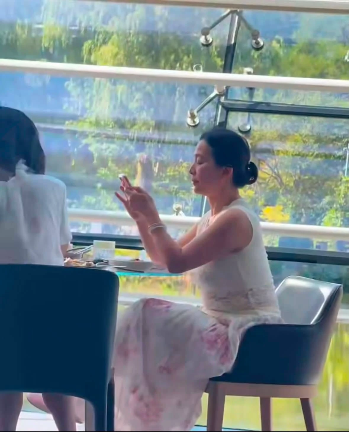 Có mẹ xinh đẹp cỡ này, bảo sao Lưu Diệc Phi là đại mỹ nhân! - Hình 1