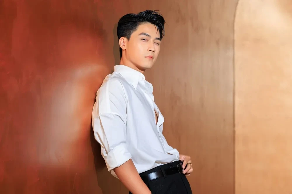 Drama bủa vây nam thần Vbiz vì liên tục tình tứ với bạn diễn: Hết ôm ấp lại nắm tay, netizen khó chịu vô cùng - Hình 12