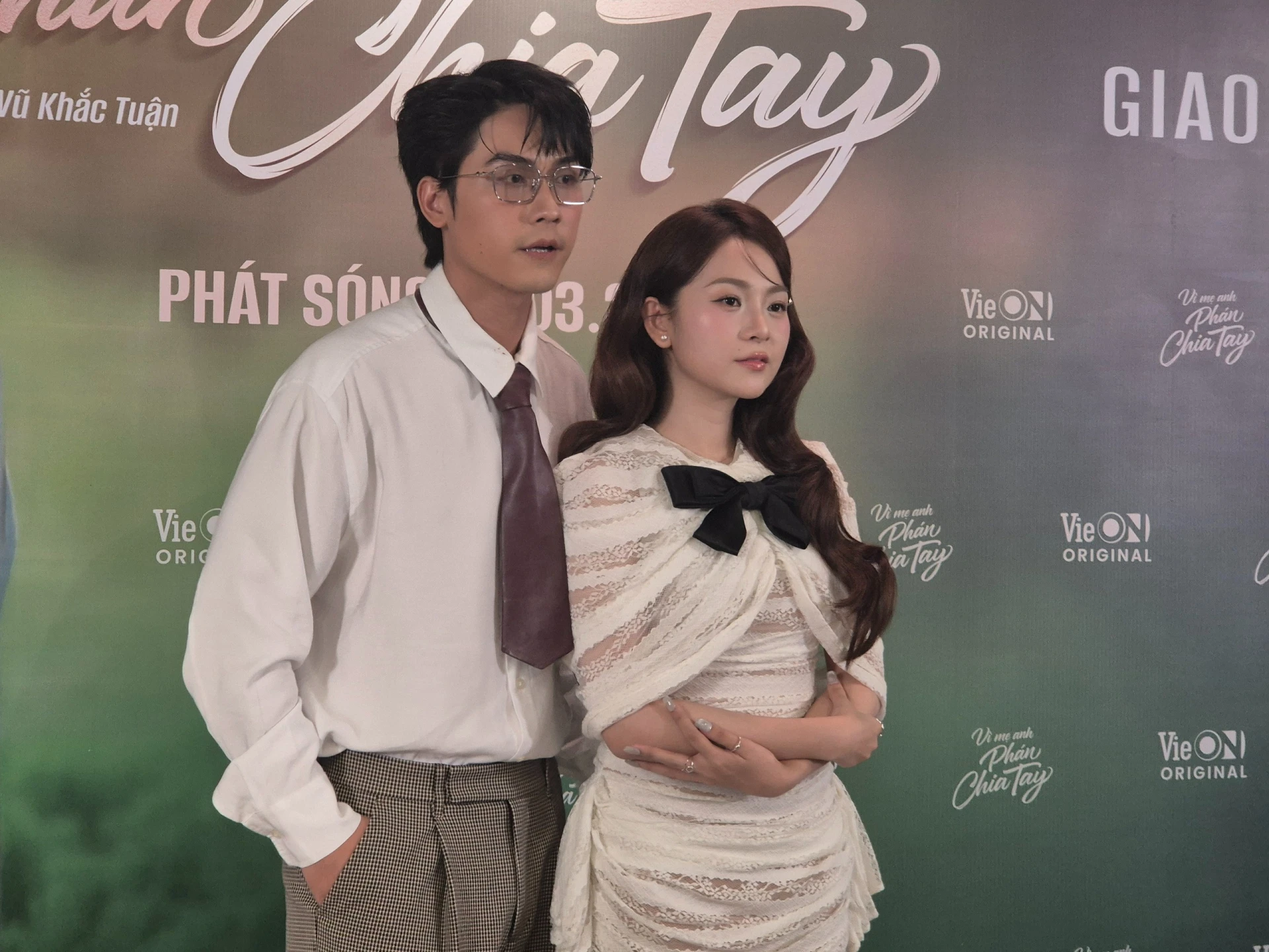 Drama bủa vây nam thần Vbiz vì liên tục tình tứ với bạn diễn: Hết ôm ấp lại nắm tay, netizen khó chịu vô cùng - Hình 11