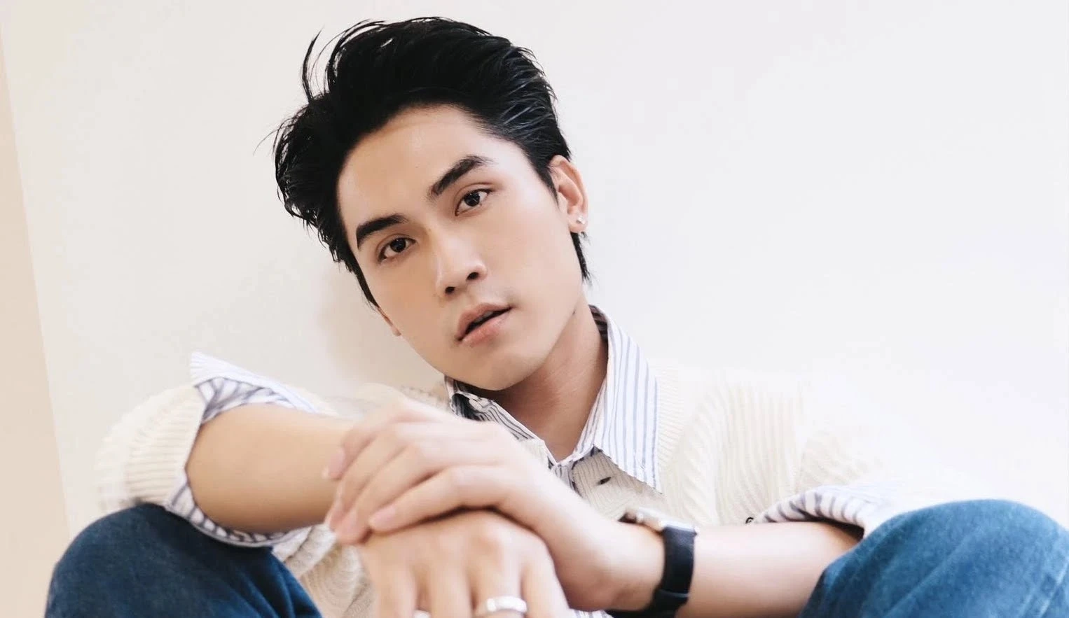 Drama bủa vây nam thần Vbiz vì liên tục tình tứ với bạn diễn: Hết ôm ấp lại nắm tay, netizen khó chịu vô cùng - Hình 10