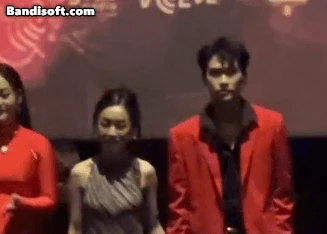 Drama bủa vây nam thần Vbiz vì liên tục tình tứ với bạn diễn: Hết ôm ấp lại nắm tay, netizen khó chịu vô cùng - Hình 2